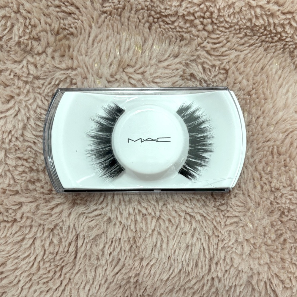MAC Cosmetics False Eyelashes – Full Volume Lashes